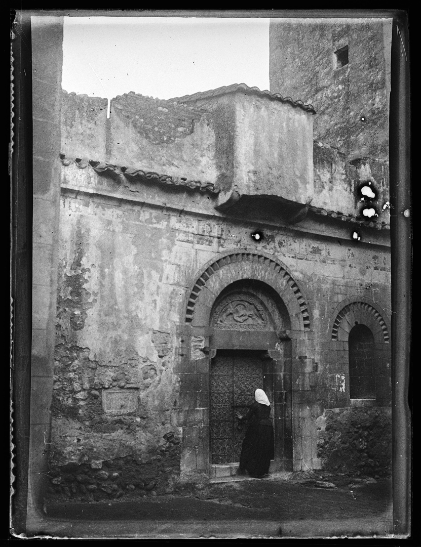 Entrée de l'église de Saint-Feliu d'Amont